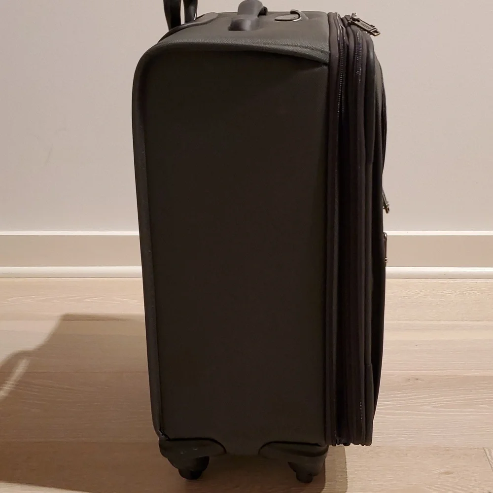 Tumi Expandable International Carry-on Luggage Suitcase in Gray